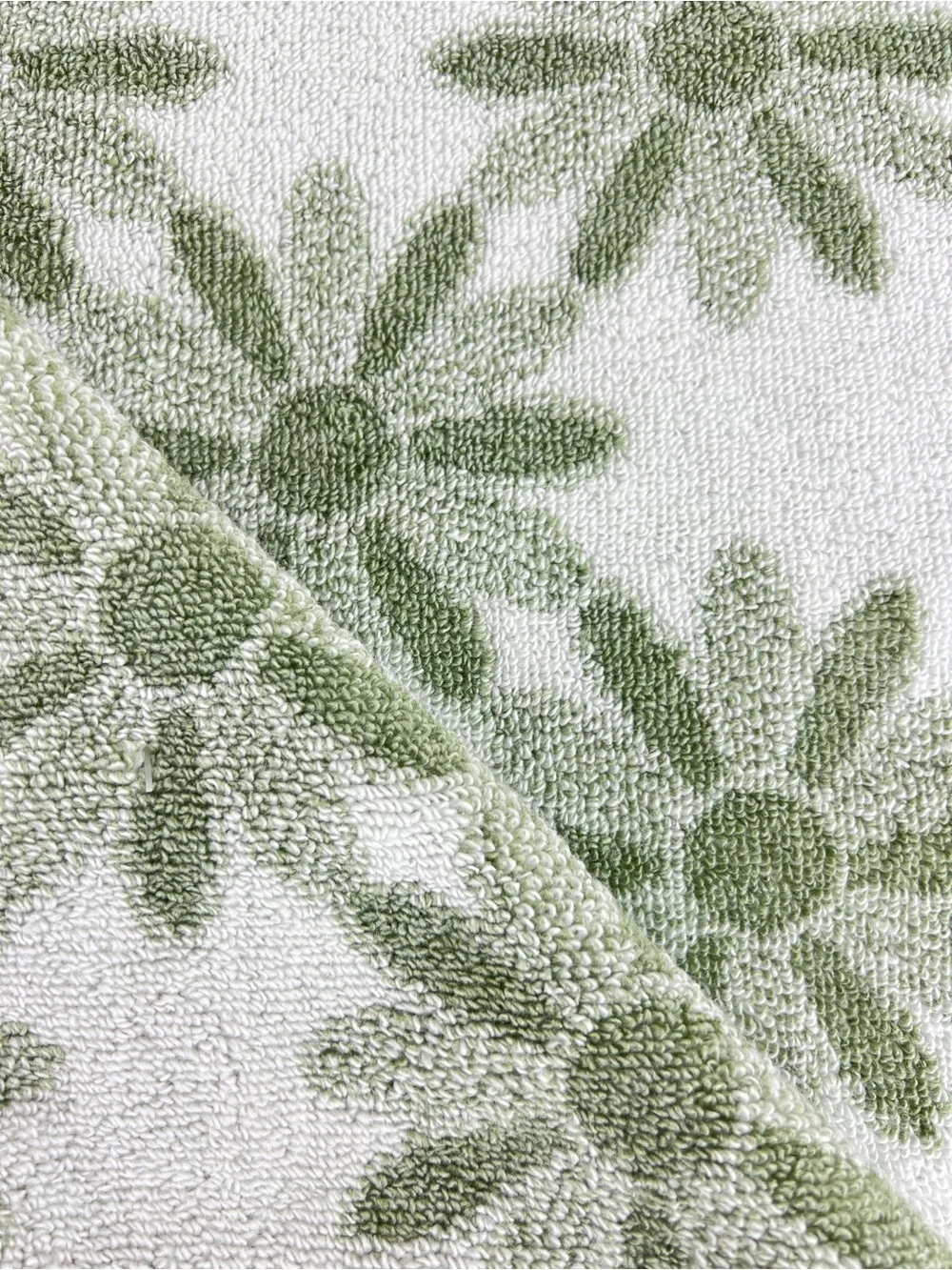 Deborah Connolly Bath Towels Green and White Floral Soft Cotton Blend 2 Pc NEW